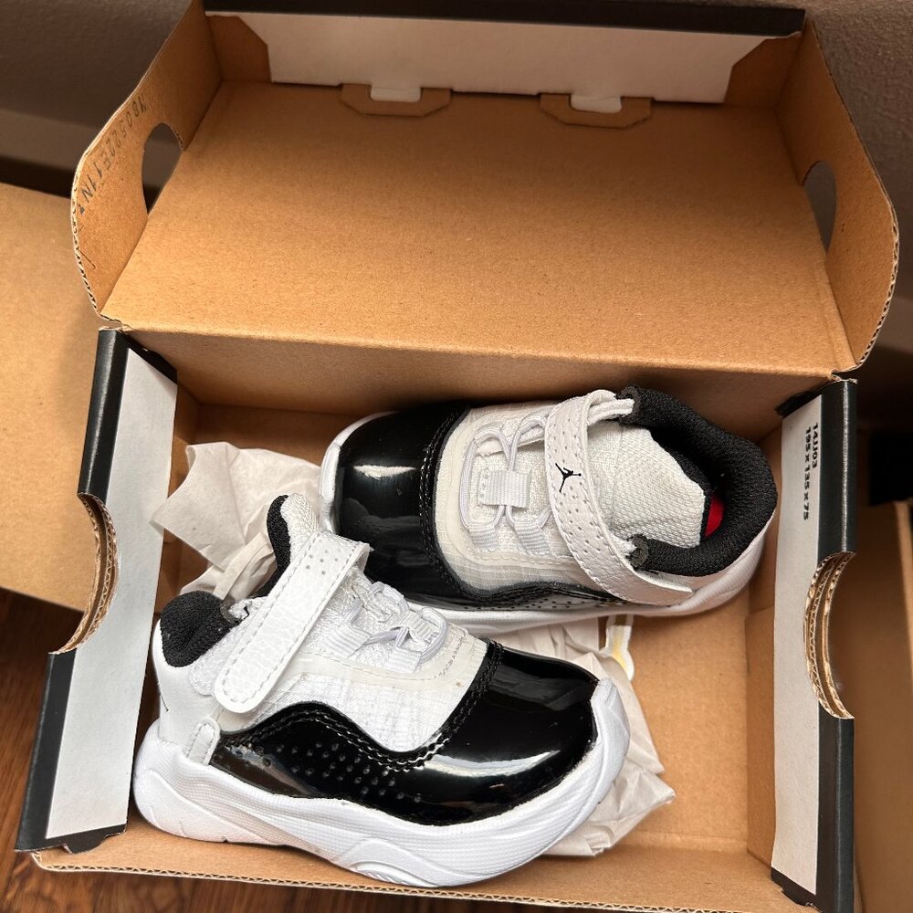 NIB Jordan 11 CMFT Low Black/White Size 4c